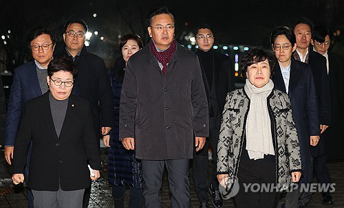 유상범 국회 법제사법위원회 국민의힘 간사를 비롯한 위원들이 5일 오후 경기도 과천시 중앙동 정부과천종합청사 고위공직자범죄수사처(공수처)를 항의 방문하고 있다. 연합뉴스